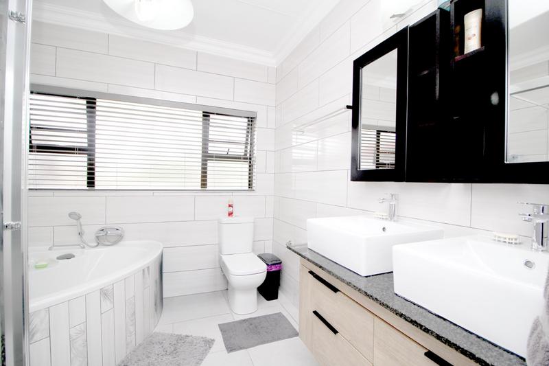 5 Bedroom Property for Sale in Fraaiuitsig Western Cape